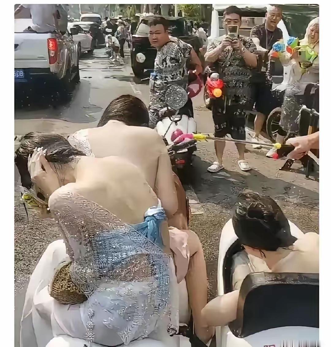 西双版纳泼水节彻底变味！官方已介入，最新进展来了

泼水节刚过完没几天，网上就炸