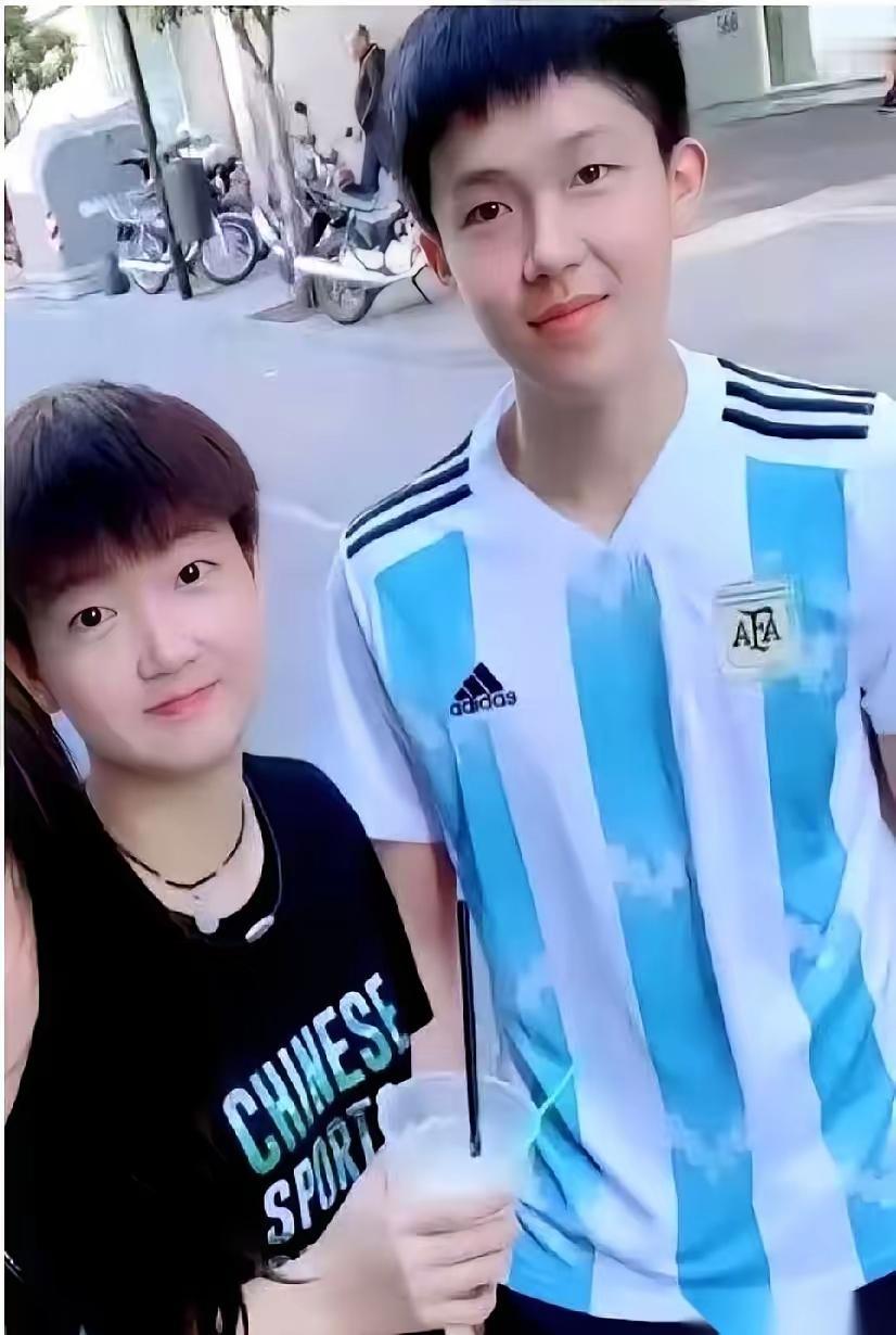 大叔所言不虚也！
“幼头幼莎两粒软软糯糯小豆丁，真没想到长大后成为雄霸乒坛的世界