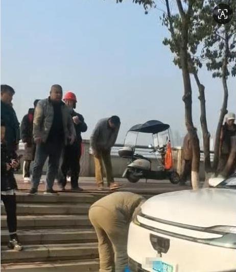 【株洲一无人驾驶汽车撞倒路人】12月6日上午9时许，湖南株洲一辆无人驾驶网约车在