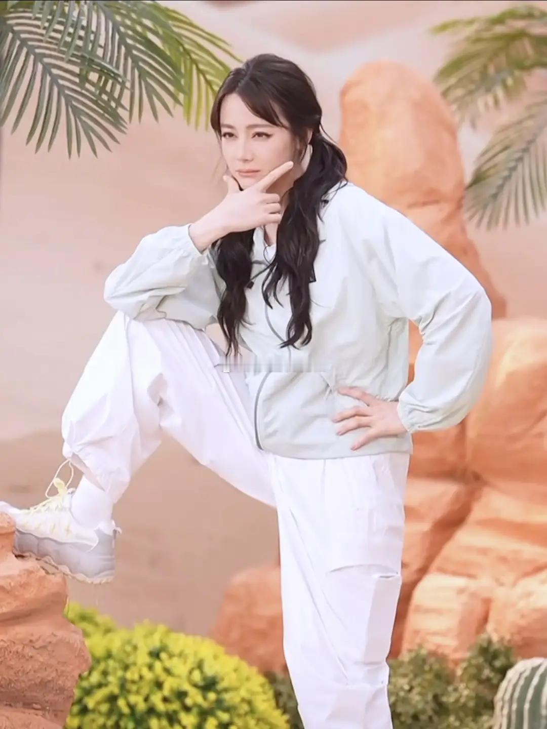 超可爱的！热巴直播的时候，腿一踩姿势一摆，又萌又乖巧好漂亮呀 