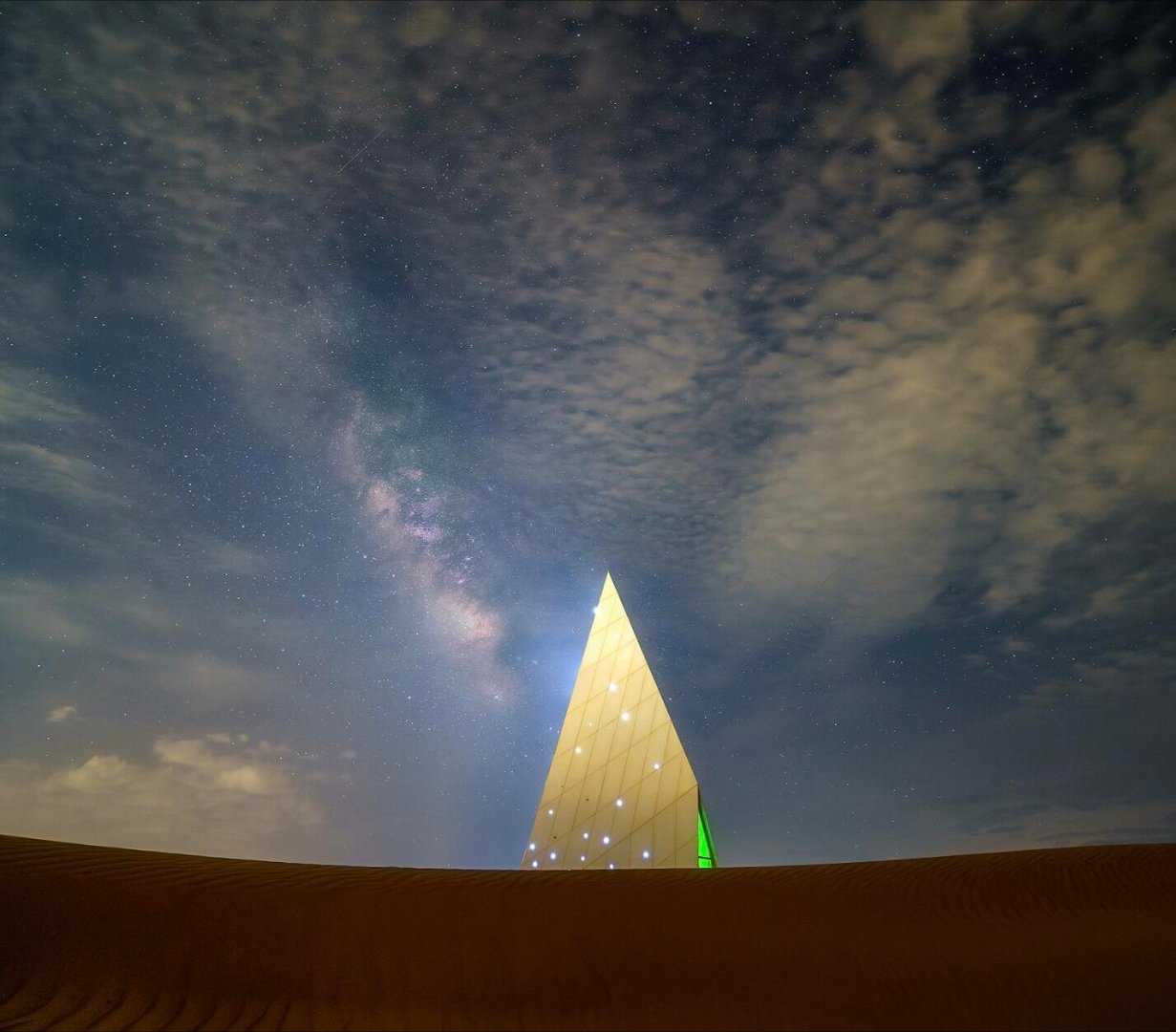 在沙漠看大地星河有多浪漫看到沙漠里的星河，对“寄蜉蝣于天地，渺沧海之一粟，哀吾生