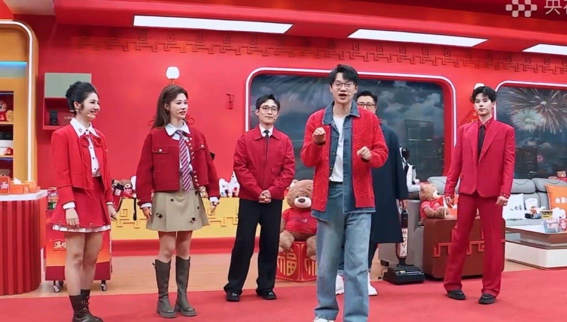 胡先煦说李飞太有活了 李飞这活宝又整活了！《我叫李飞》一开场，胡先煦他们就被带嗨