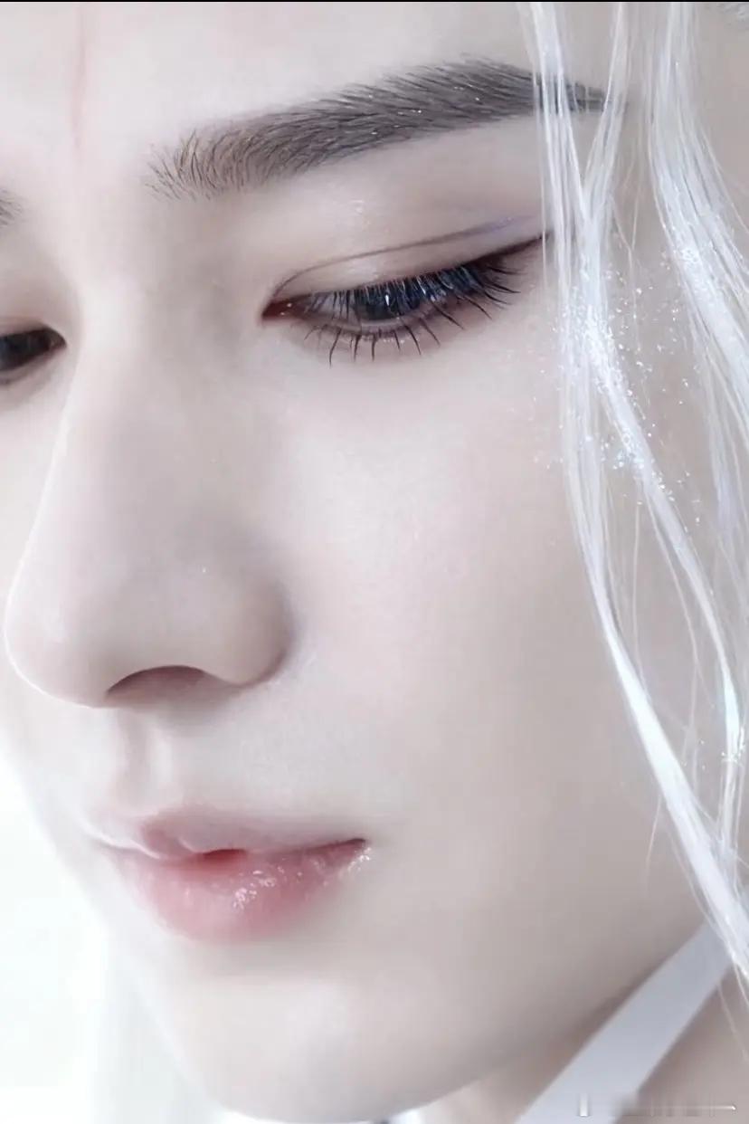 陌上人如玉，公子似如双。不是逢人苦誉君，亦狂亦侠亦温文成毅 