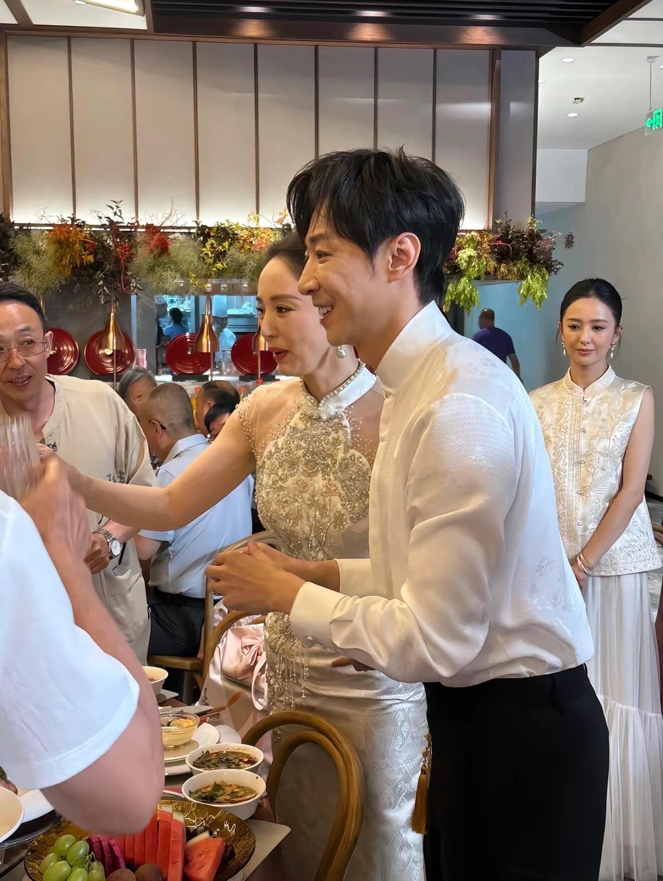 董璇张维伊婚宴敬酒照 上次听说张维伊是喜剧大赛，再听说就是和董璇结婚了，啥时候回