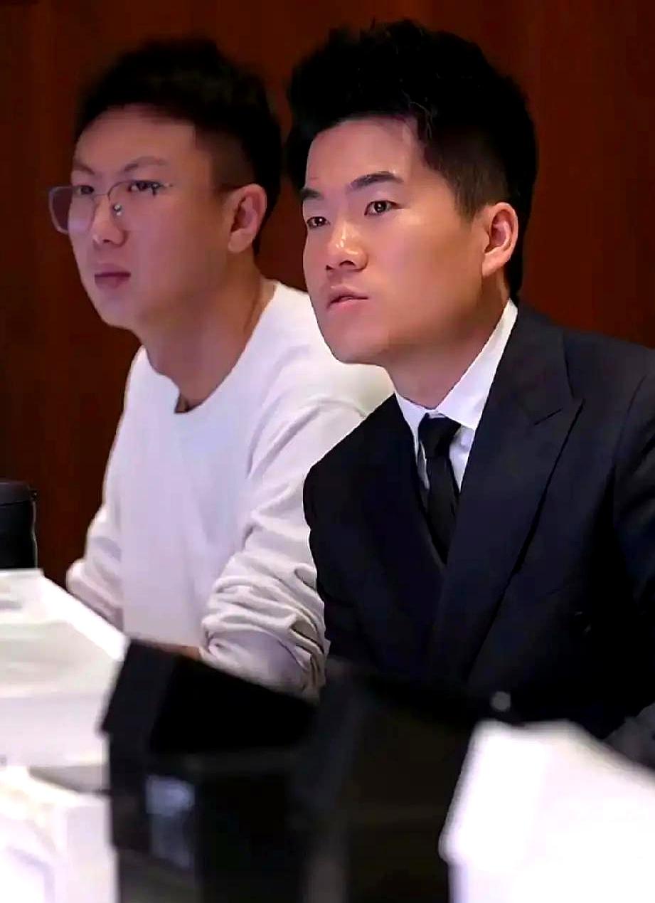 “小时前，马骞一句“哥，快切镜头”把直播间气氛顶爆。
 

弹幕刷屏：原来“备胎