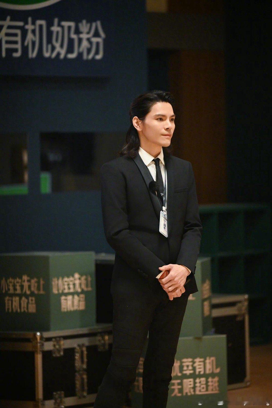 #向佐说纪凌尘你太不要脸了#哈哈哈向左和纪凌尘两个人的互动也太可爱了吧，不得不说