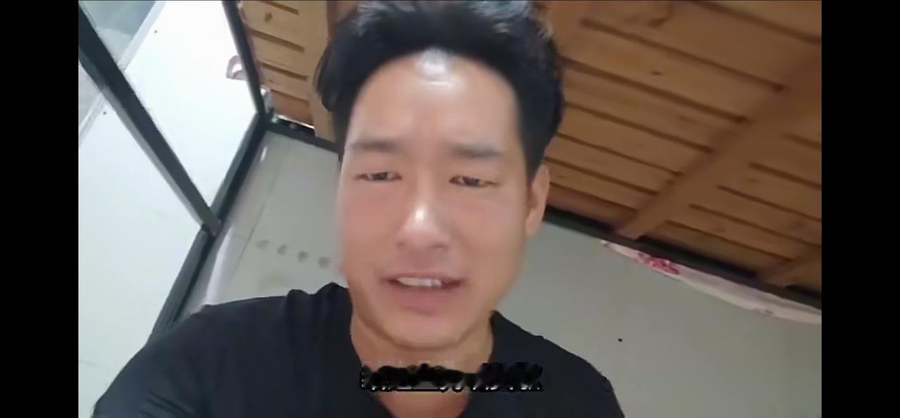 这位博主也太极端了。
他说当今有些作家编剧是给恶狗唱赞歌的叭儿狗？他说如今的影视