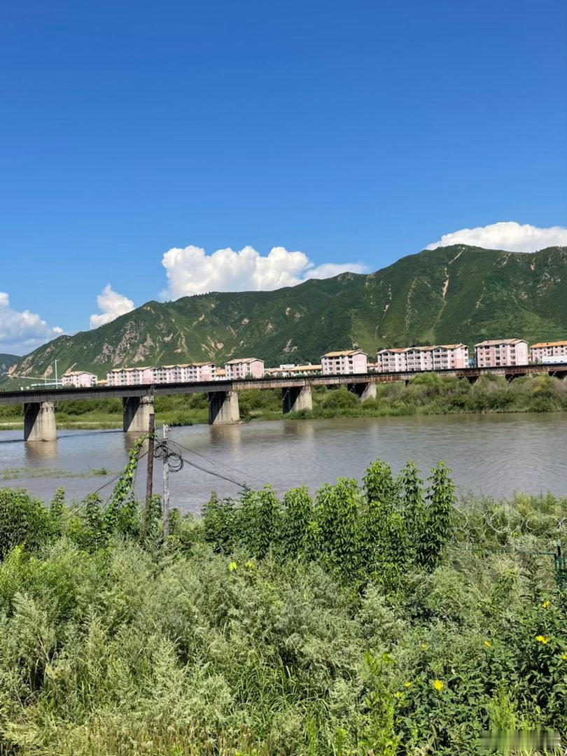 从牡丹江到绥芬河再到图们江（经吉林市、蛟河市、珲春市），都是沿着国境线开车。路上