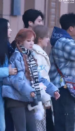 三个女宝的友爱日常我能看一百遍！互相让 C 位的样子天真又可爱，这种氛围真的太让