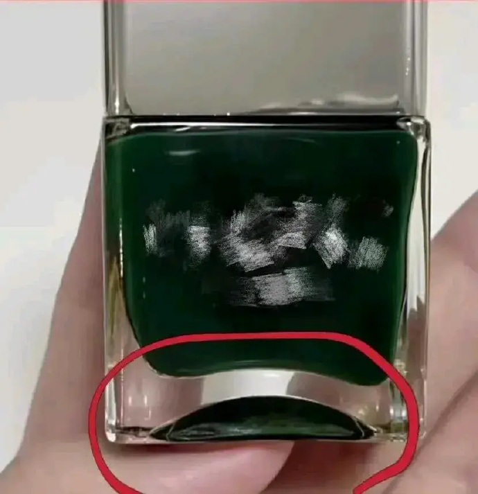 原来指甲油瓶底凹槽是用来看效果的！！[傻眼][傻眼] ​​​