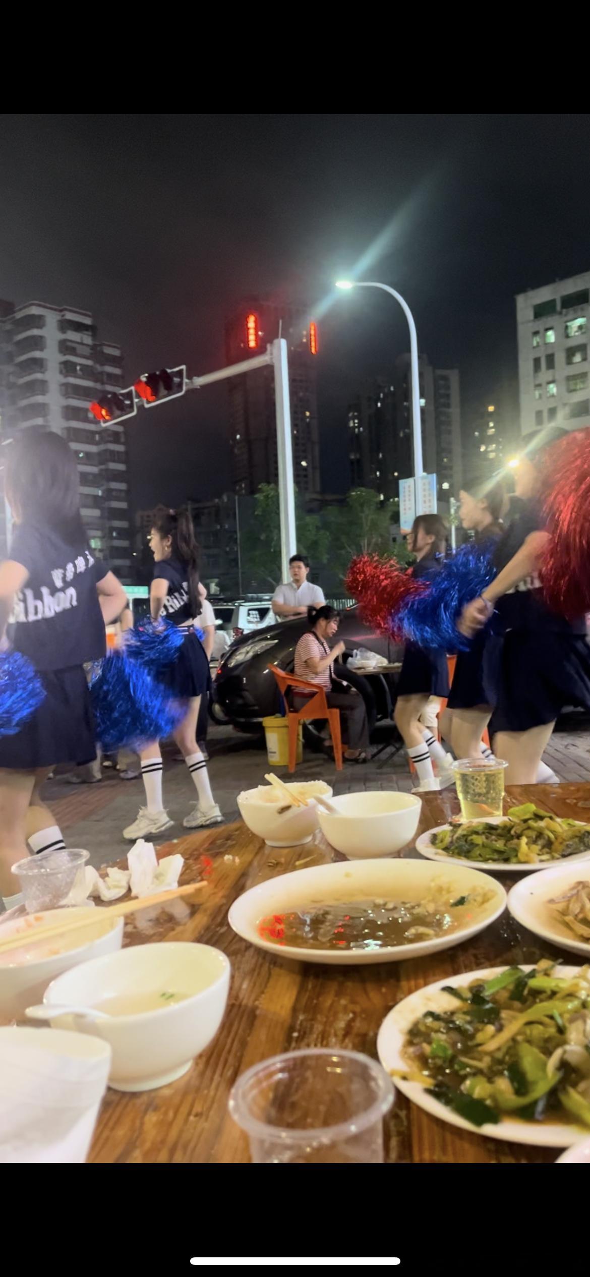 兄弟们，吃个一百多块的排档还有足球宝贝看