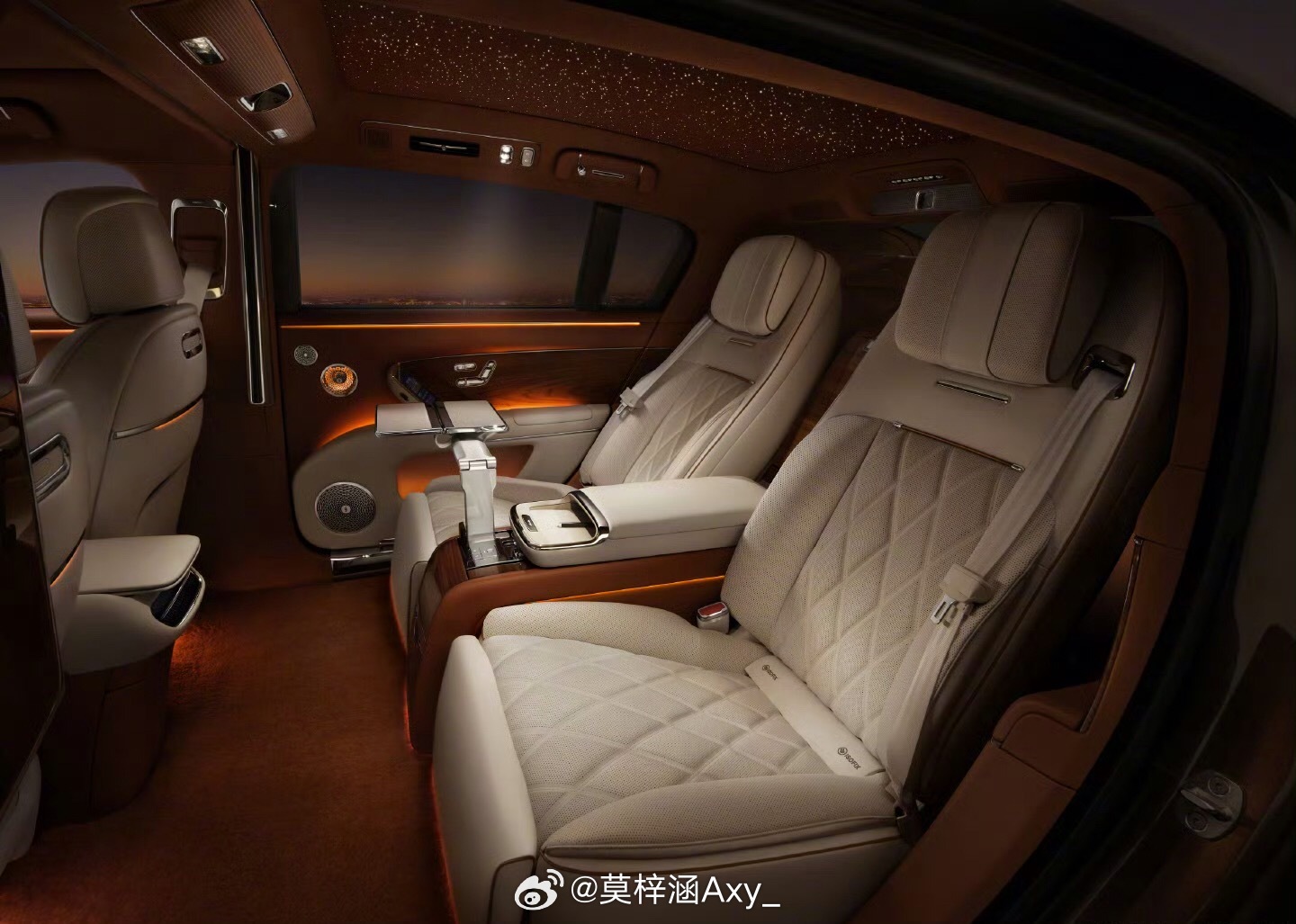 尊界S800座舱太大太尊了 尊界S800搭配华为临境抬头显示系统，成像面积76英