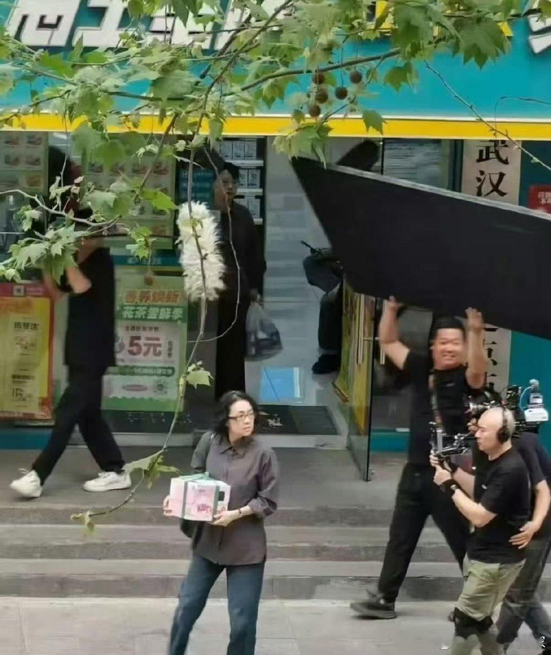 没认出这是章子怡 章子怡新片寻子遗迹路透看路透差点没认出这是章子怡，为新片《寻子