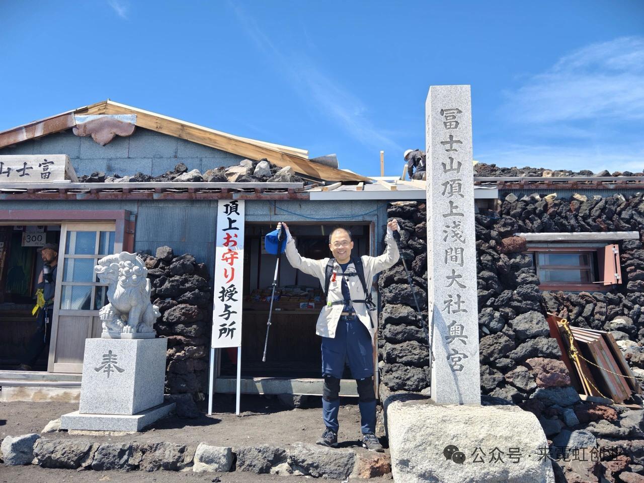 登富士山难不难？这事就像《小马过河》。
老牛说：水才到他脚踝。
松鼠说：上星期刚