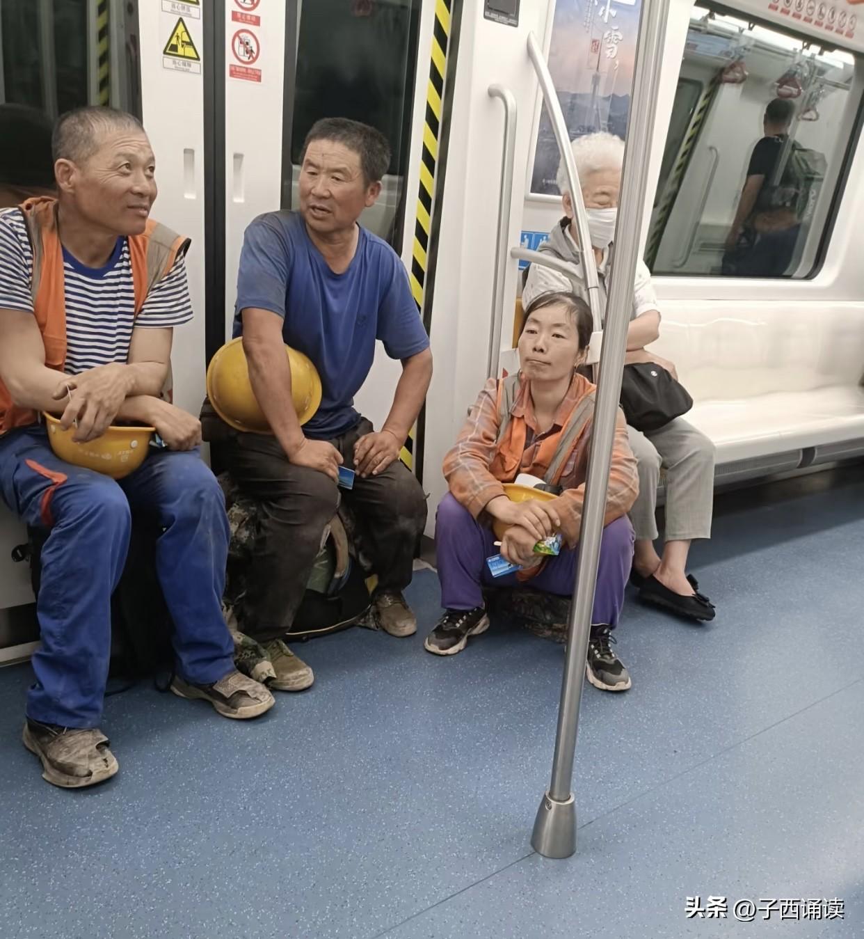 唉，明明有这么多的空位子，你们为什么不坐呢，难道不累吗？
