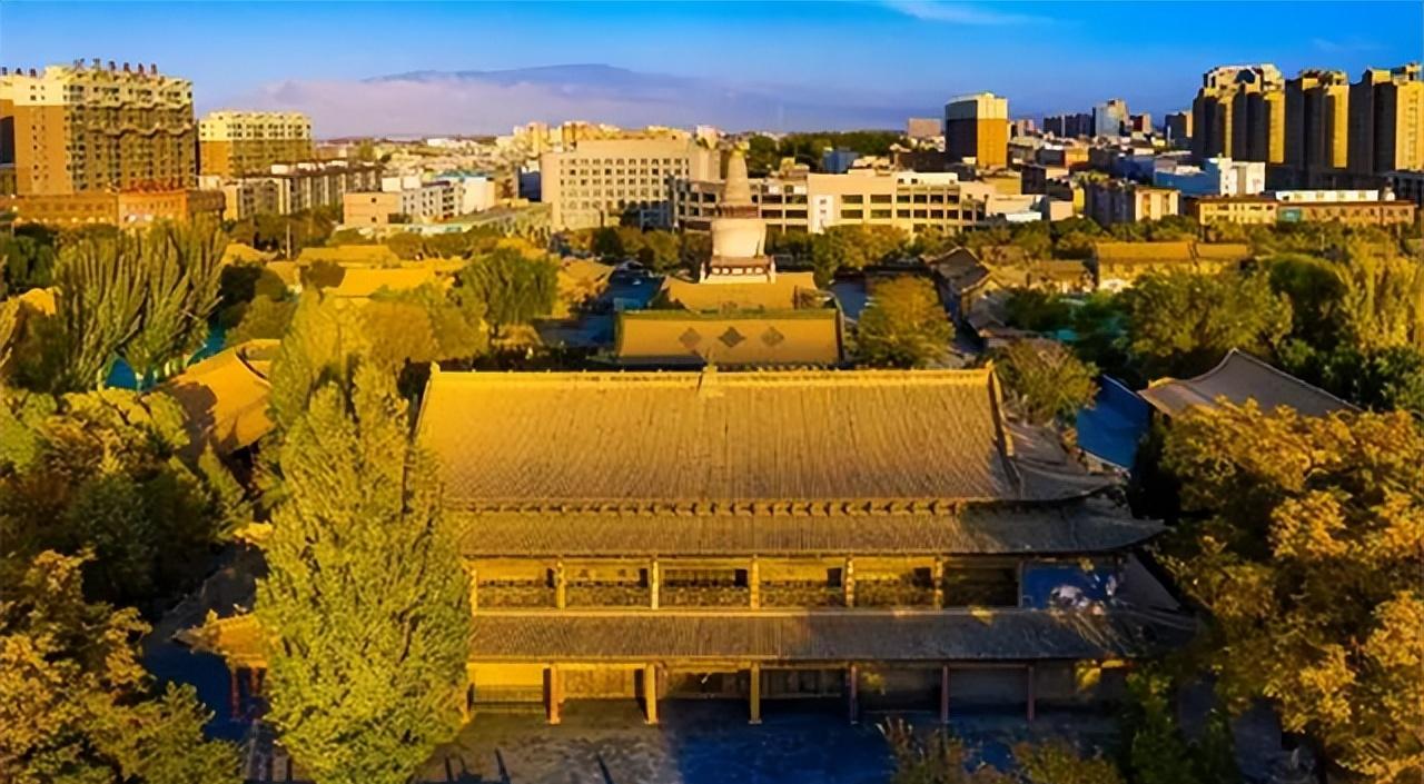 1975年的那个周末，甘肃张掖大佛寺的大佛殿里，五个半大孩子正猫着腰玩捉迷藏。