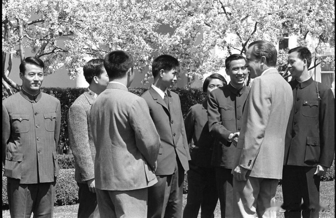 1972年4月，美国总统尼克松在白宫草坪上接见中国乒乓球代表团的历史性场景。自1
