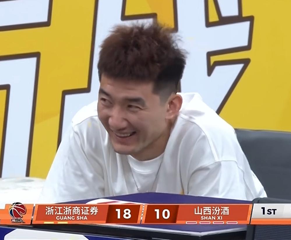 今晚广厦开场一度度领先时，坐在场边的孙铭徽满脸轻松的笑容；当最终广厦输球后，孙铭