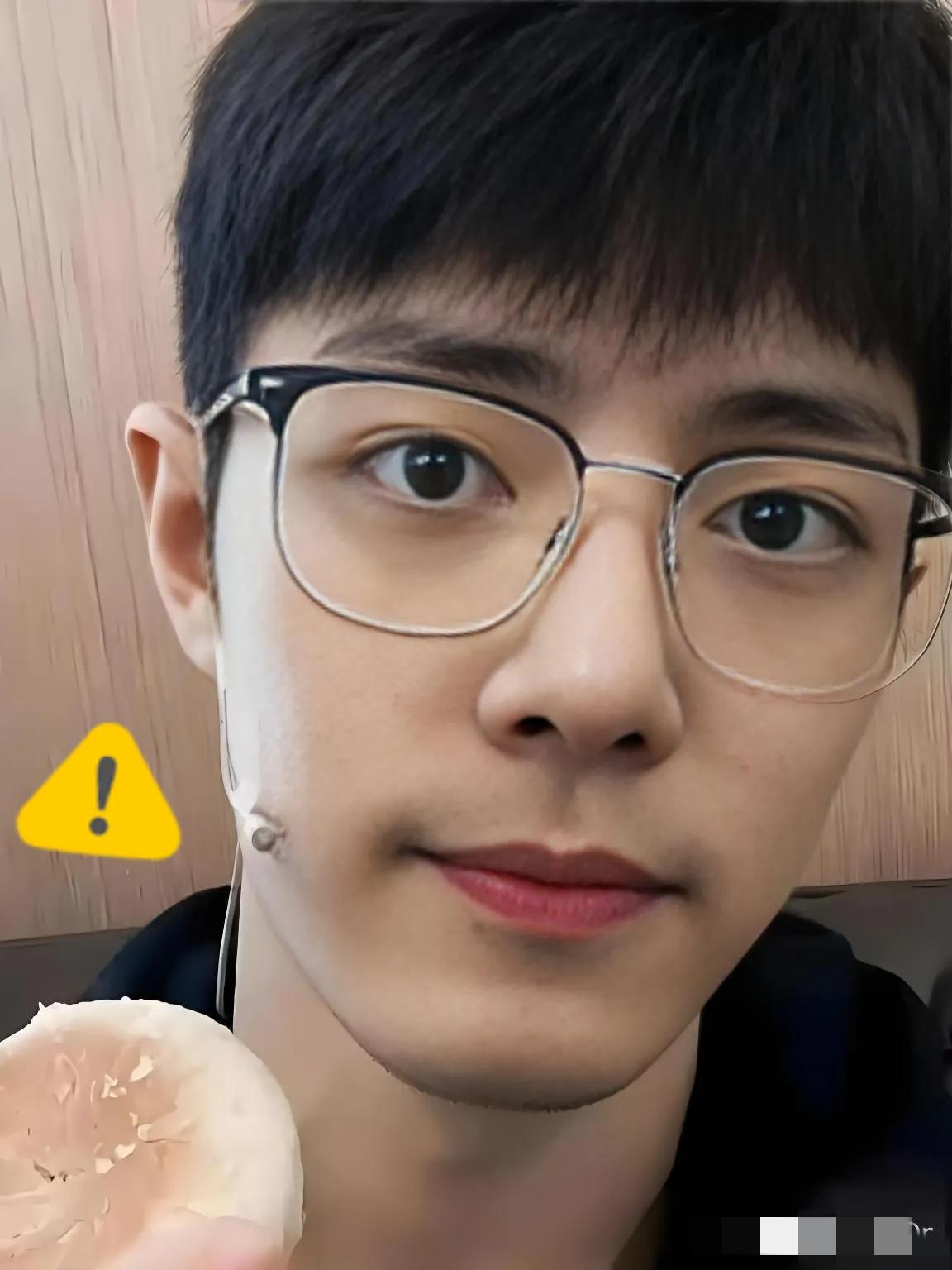 太离谱了，肖战被狗仔蹲守数月实锤，结果全是正面料！刘大锤曝他独居北京东四环开间公