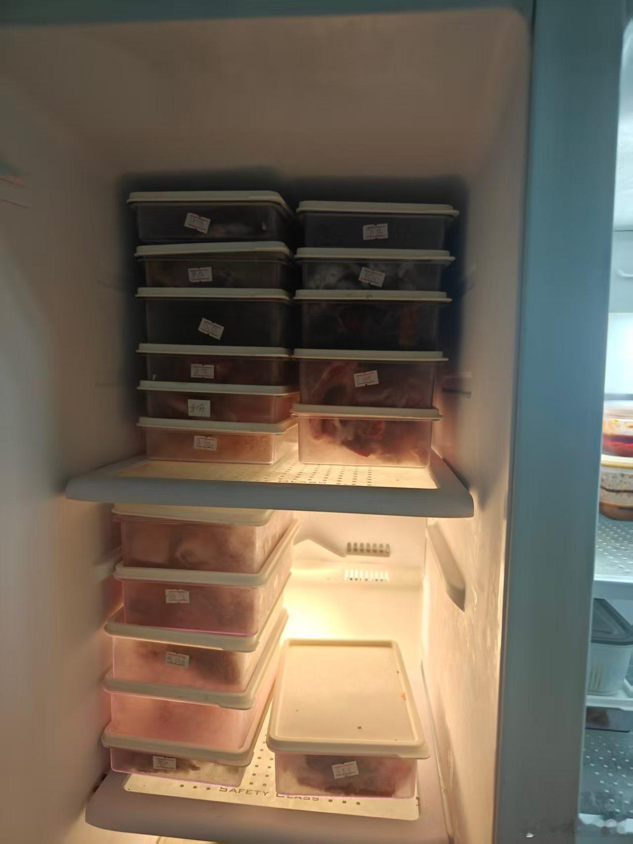 朋友家的冰箱好整洁，和他比起来，我太惭愧了。 