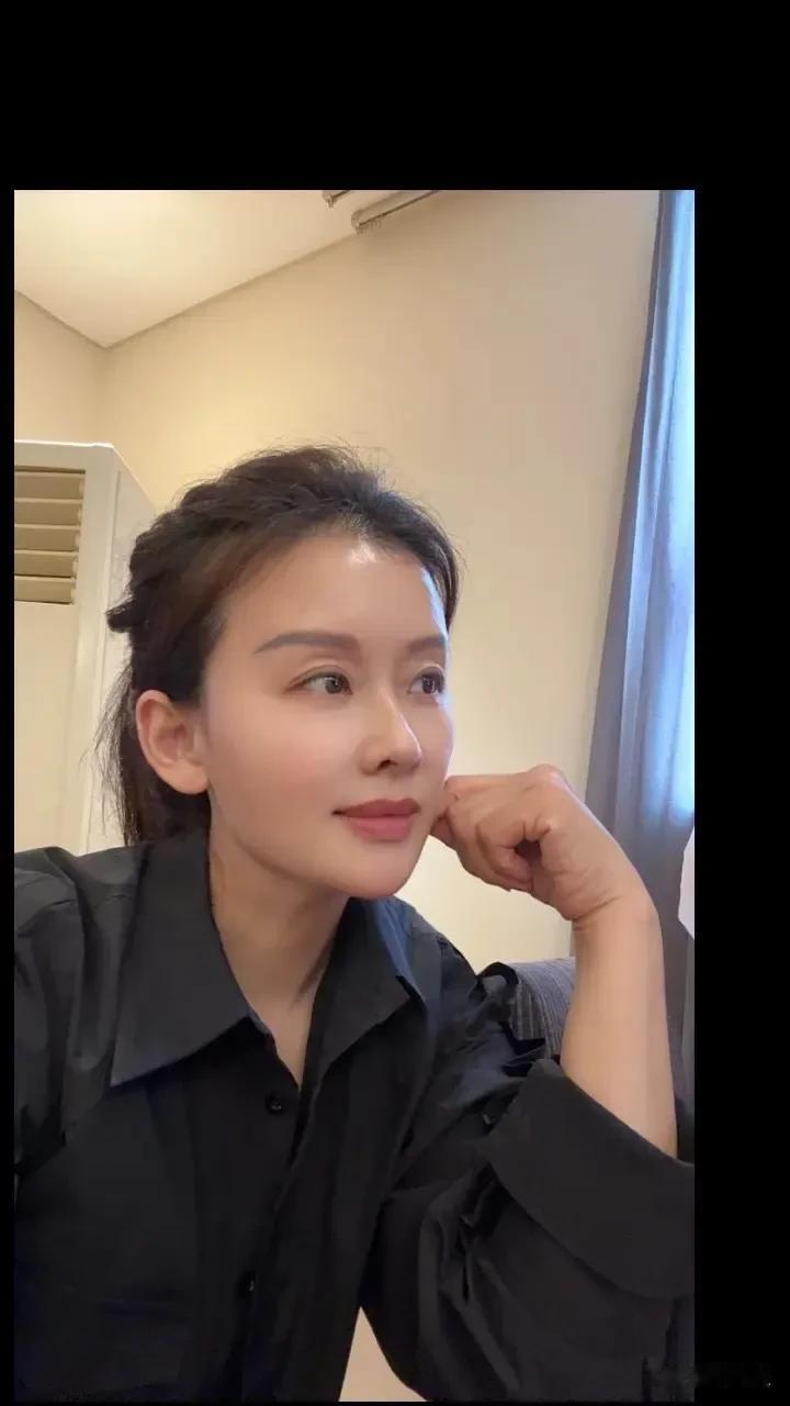 我已不再年轻，不必担心谁喜欢我，谁不喜欢我。我有更重要的事情要做。如果你爱我，我