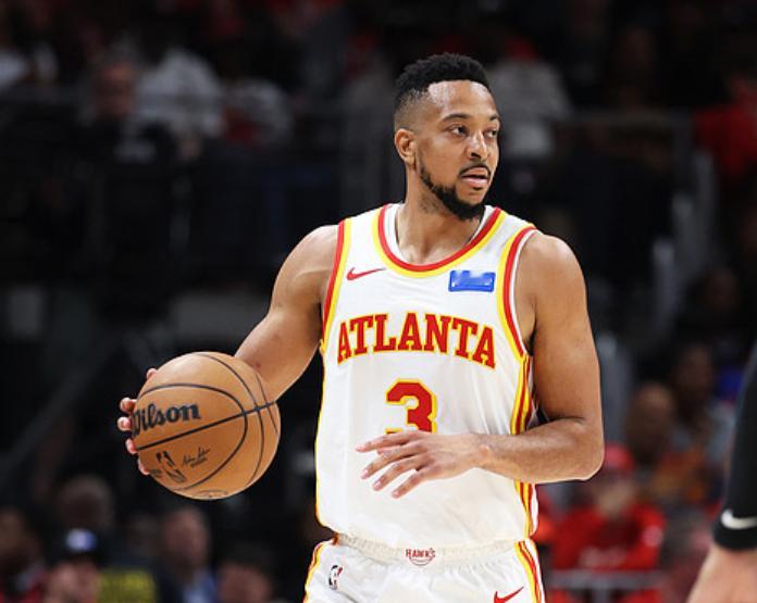 麦科勒姆季后赛至今场均出战34.8分钟，贡献27分3.7篮板2.7助攻，投篮命中