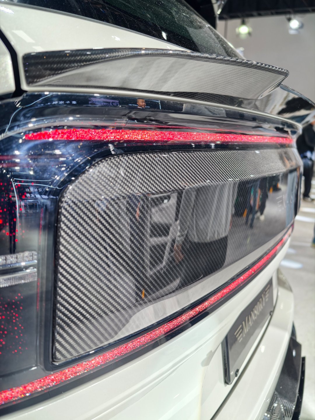 卖炭翁的高定极氪9X，大面积的碳纤维应用，同时还有24寸的轮圈，它甚至给这台车加