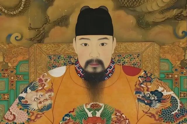 他出生在冷宫墙缝里，靠老鼠洞偷奶活命；登基后第一道圣旨不是杀仇人，而是给当年喂他