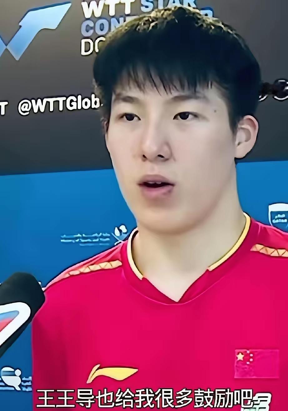 WTT多哈球星挑战赛男单1/8决赛，
国乒小将温瑞博迎战丹麦名将林德。
首局他进