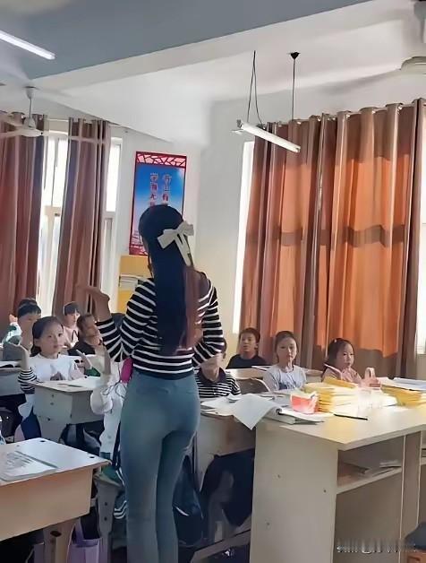 老师这个职业看似风光，实则辛苦非常。不仅要传授学生文化知识，还要全面抓好德智体美