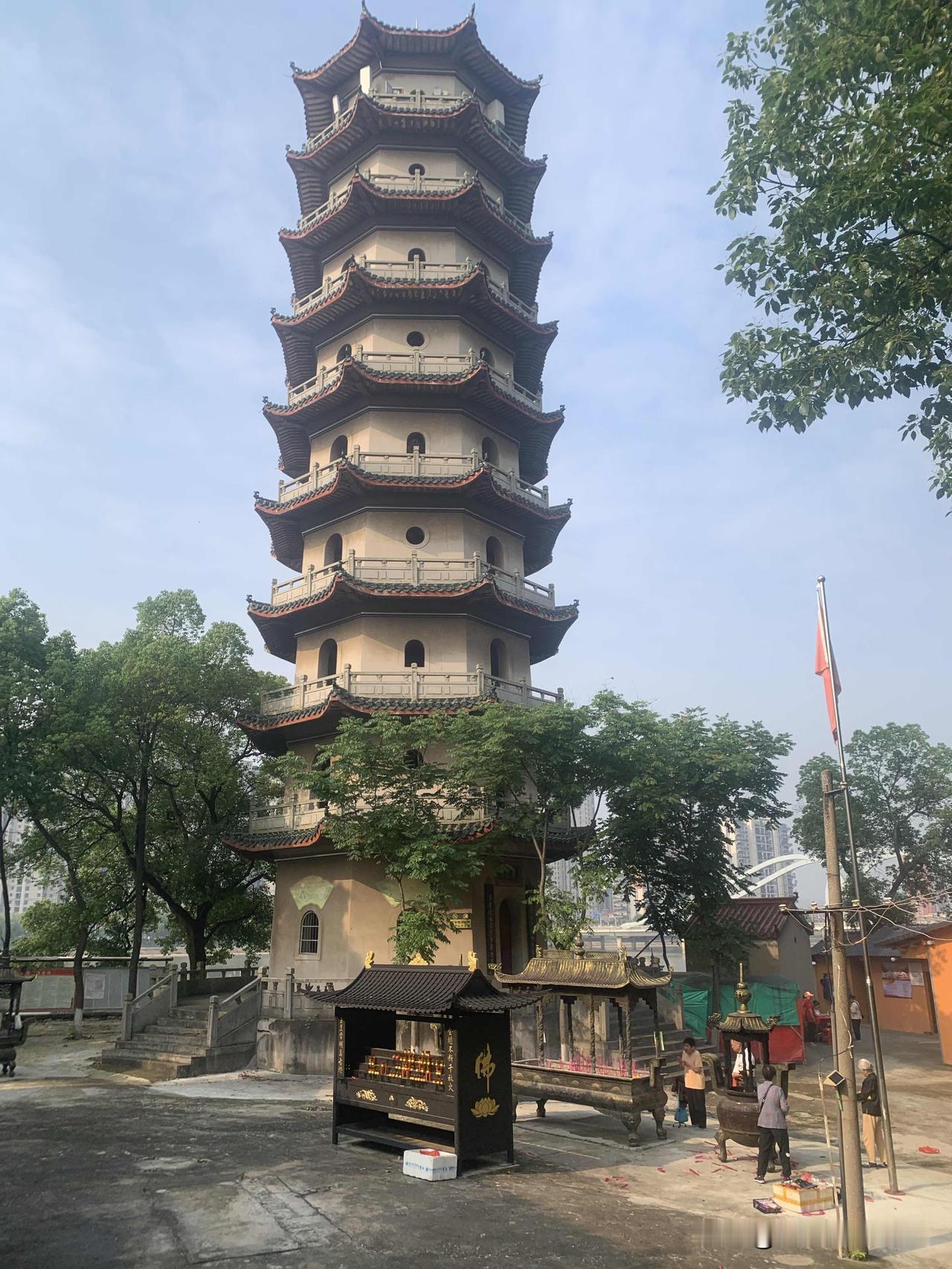 漫步大冶湖畔，初夏风光满目清新。碧波荡漾，微风拂过湖面泛起层层涟漪，岸边草木青翠