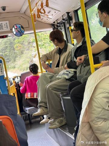 许凯回村既视感谁敢信许凯这是去参加活动 完全没有想到是去参加活动的呀，不得不说许