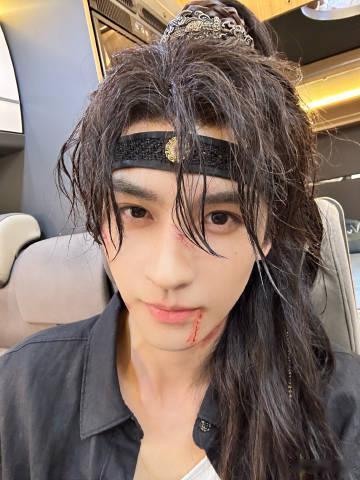 黄俊捷在微博视界大会等你 演员的蜕变总是悄无声息，直到某一刻爆发。黄俊捷通过微博