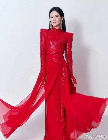 谢娜在群像女综里无代餐 她在群像女综里点亮全场，用太阳般的笑容化解尴尬，为每位姐