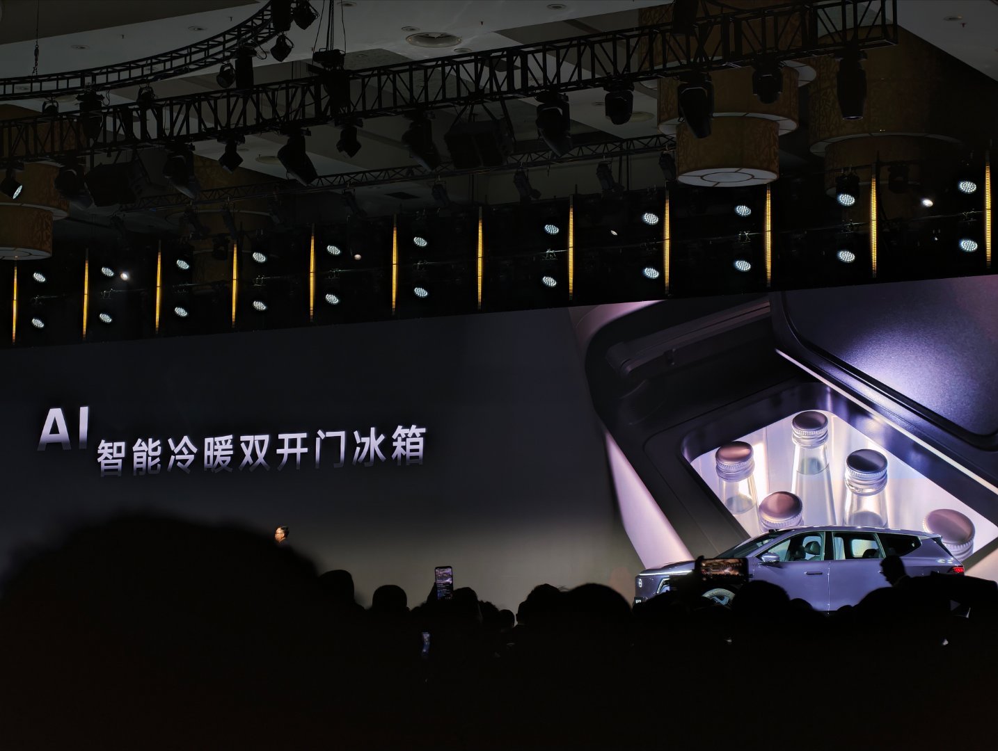 东风日产NX8 这车有俩我很喜欢的功能，一个是无感风空调（目前25-35万的才有