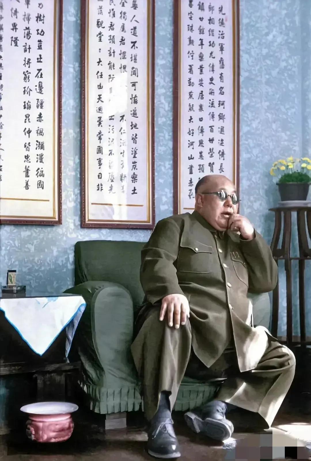1948年，马鸿逵戴着墨镜，舒适地坐在沙发上