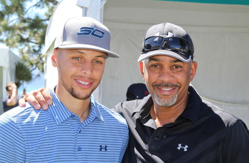 今天，库里在接受采访时谈到了父亲戴尔·库里黄蜂30号球衣将被退役的话题。库里表示