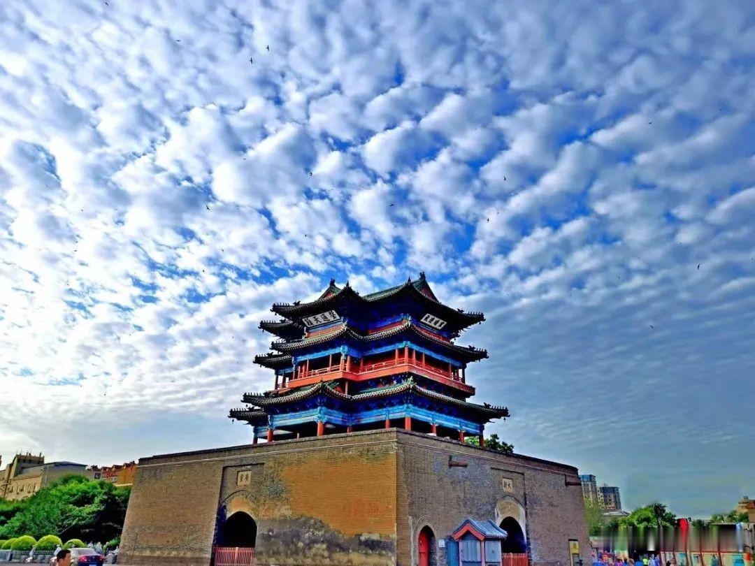 宣化这俩家伙差点动起手来！在后府街自由市场，有个老头扯着嗓子高喊：“坝上黑猪肉，