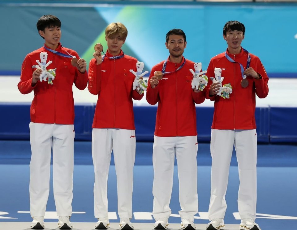 刘瀚彬是速滑队劳模本届米兰冬奥会，刘瀚彬已经身兼三项出战。在接连比完多场高强度比