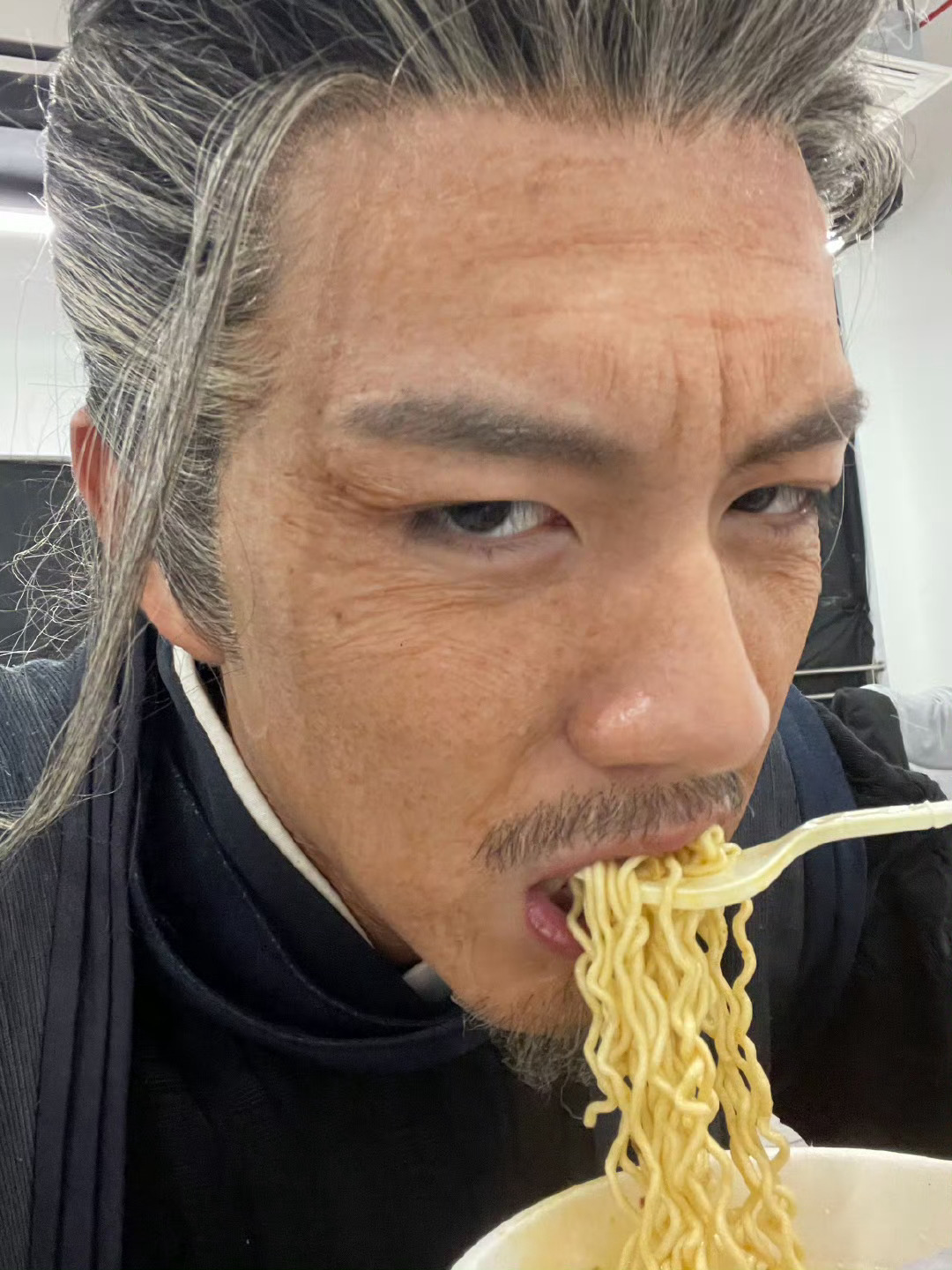 赵一博[超话] 🌊赵一博一帆风顺志博云天 这谁啊～起猛了 看见老浊吃泡面了赵一