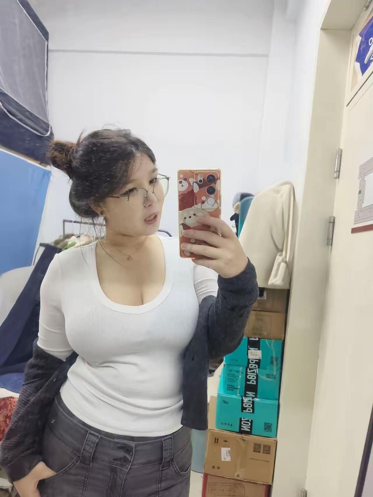 上联：药到口中方知苦，请君对下联爱到心里就领证。