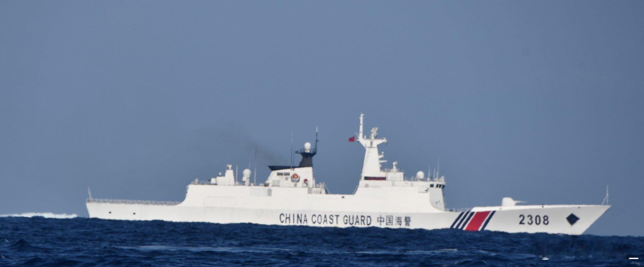 仲间均4月28日窜扰钓鱼岛海域时拍的中国海警2308舰，方位不详。钓鱼岛态势