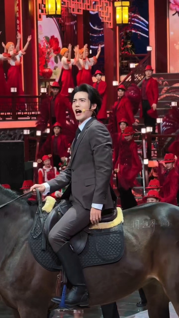 辽宁春晚 于适骑马出场天，于适也太帅了！！春晚骑马登场第一人吧？登家乡台春晚，板