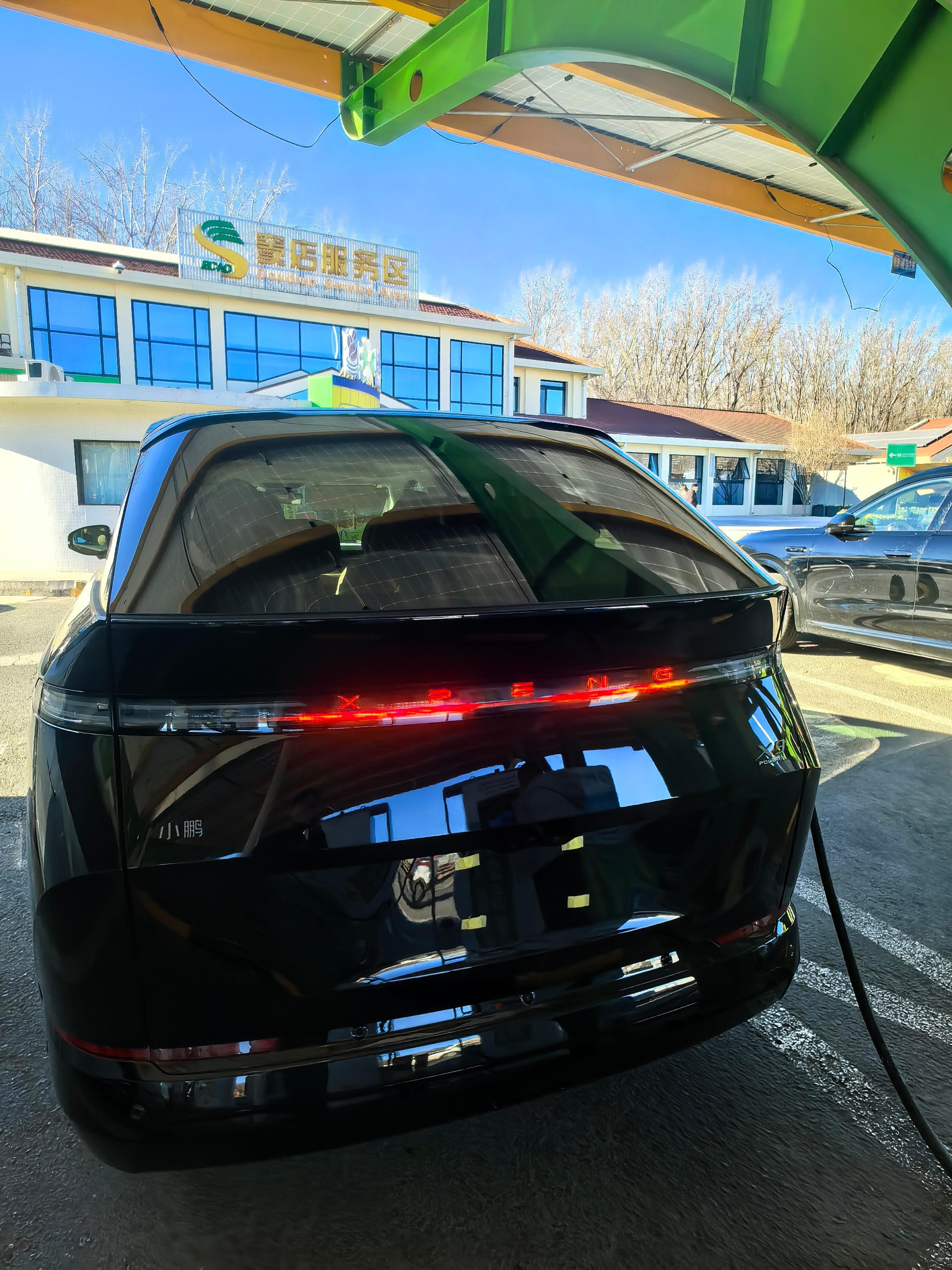 昨天高速路当了一回热心市民。X9车主刚提车，不会充电…我就给他操作。我说你个增程