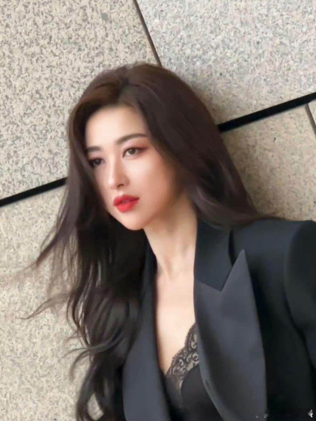 朱珠的贵气感穿搭夯爆内娱朱珠的侧颜确实很曼妙内娱贵气天花板朱珠来了！侧颜曼妙到犯