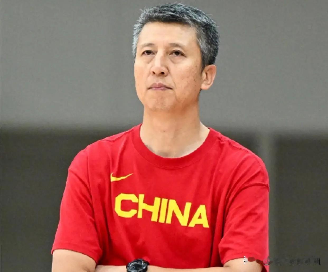 男篮 4 场热身赛，我总结出 3 个规律：

1、 后卫比较拉垮，按理说后卫人员