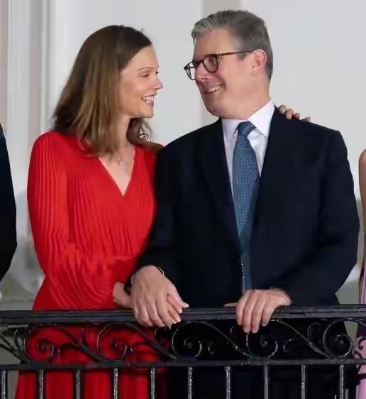 他要来华了

查了一下抖音百科，对他有了更多的了解

英国首相斯塔默妻子维多利亚