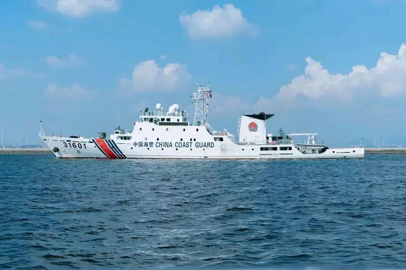 中国海警在我钓鱼岛领海巡航日本🇯🇵自卫队配合高市早苗高调向中国挑衅和炫耀武力