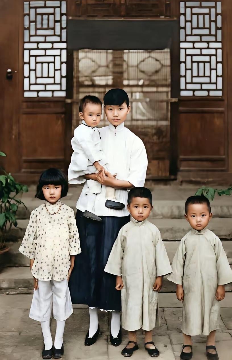 林徵因父亲有两位妻子，一位是林微因母亲，一是程林桂，应该是庶母，长得好看是小脚女