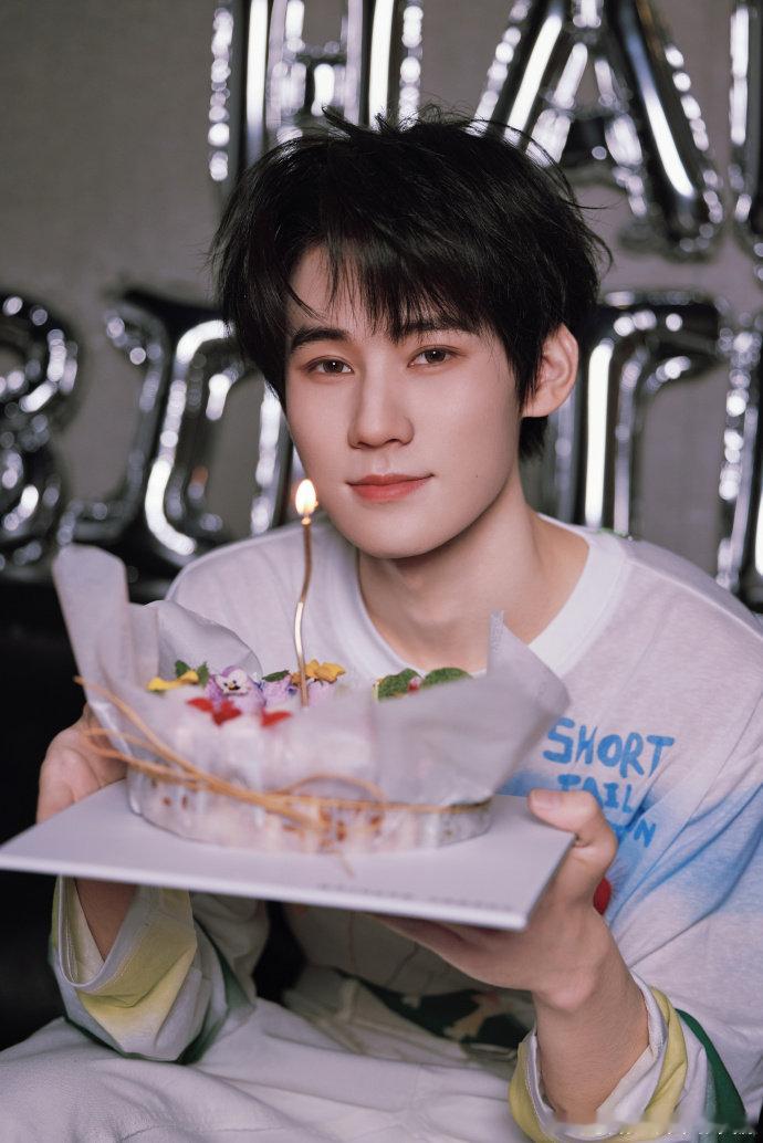 张真源今年也收到了很多份爱 张真源今年也收到了很多份爱 